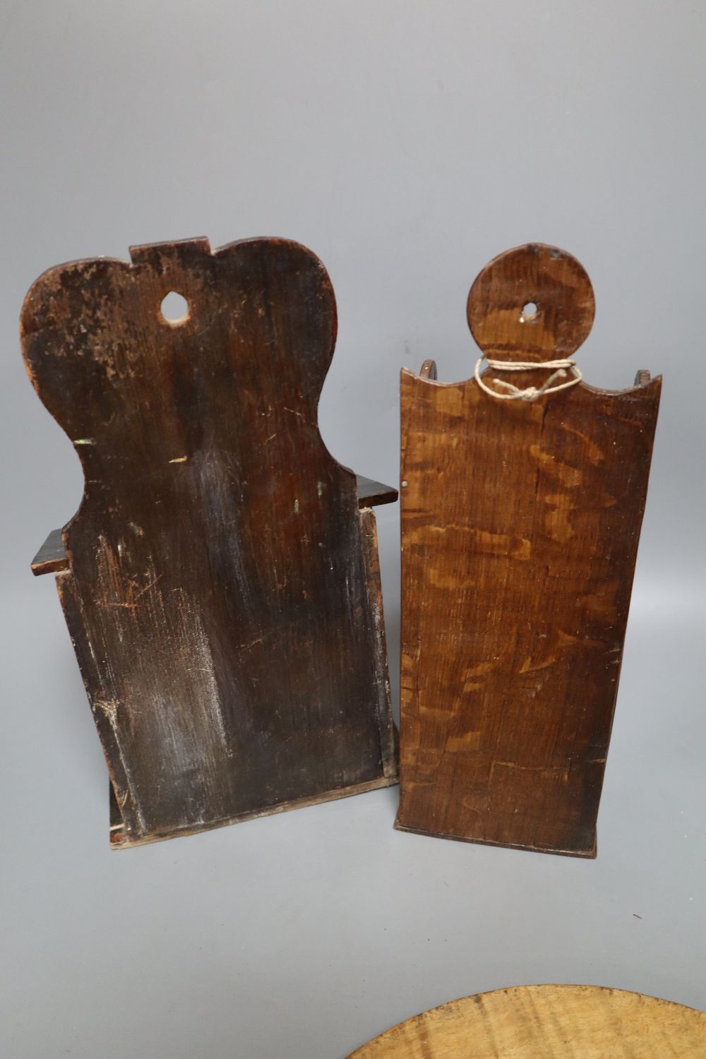 A Continental treen box and cutting boards, 53cm
